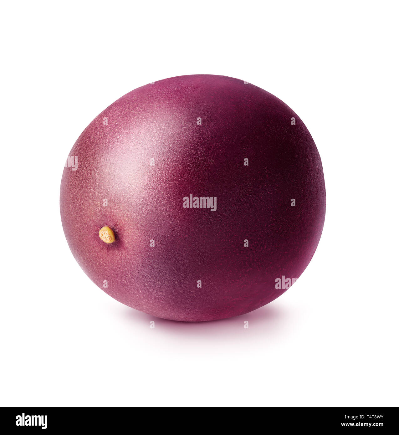 Passionsfrucht isoliert. Ganze Passionsfrucht oder Maracuja auf weißem Hintergrund. Stockfoto