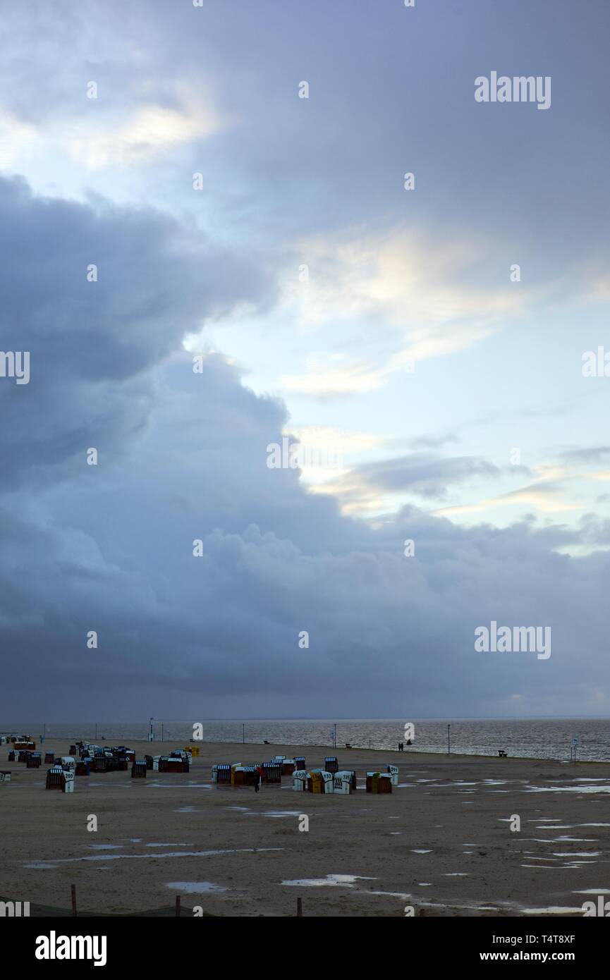 Liegen am Strand bei schlechtem Wetter, Cuxhaven, Niedersachsen, Nordsee, Deutschland, Europa Stockfoto