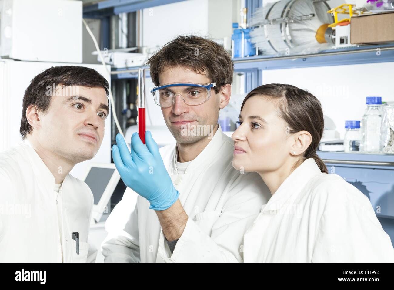 Forscher untersuchen ein Reagenzglas Stockfoto