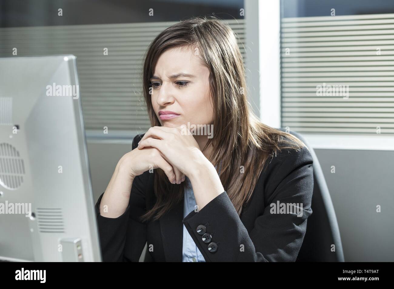 Junge Frau im Büro, ist nicht erfreut Stockfoto