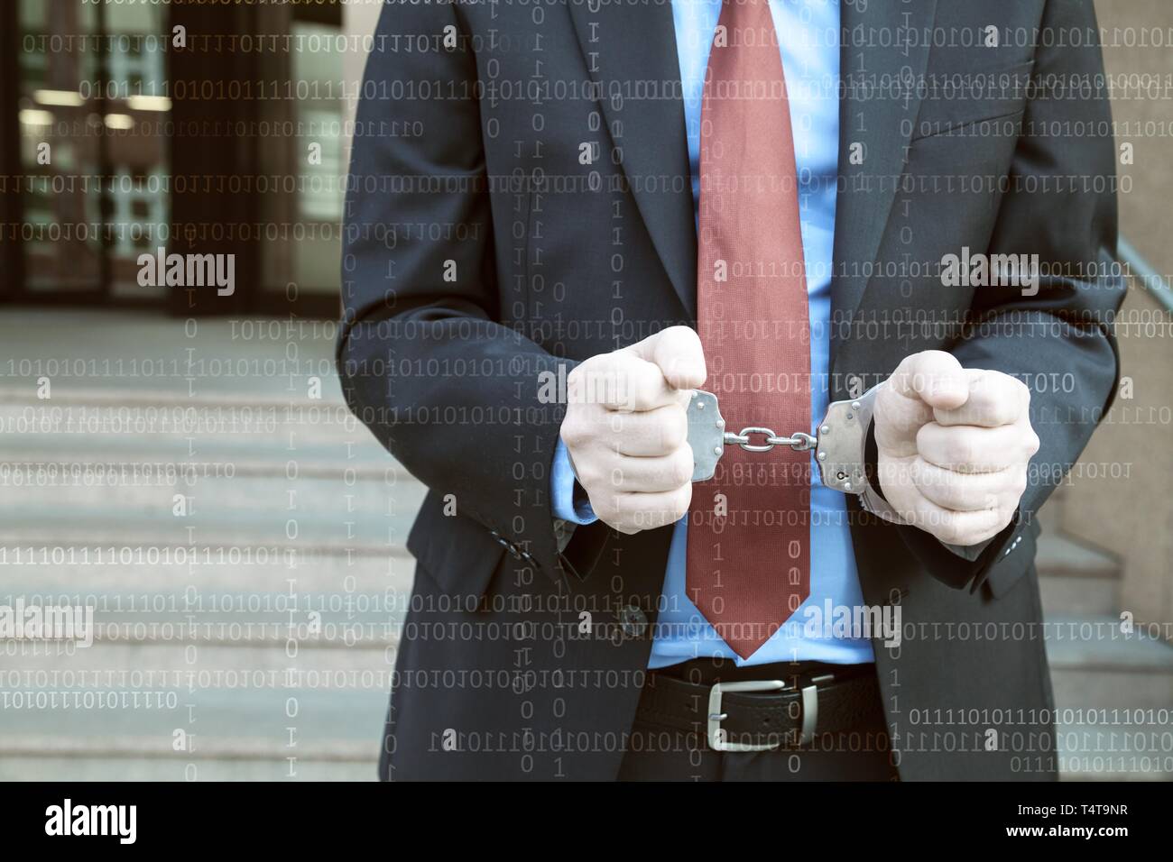 Geschäftsmann in Handschellen (Daten im Hintergrund) Stockfoto