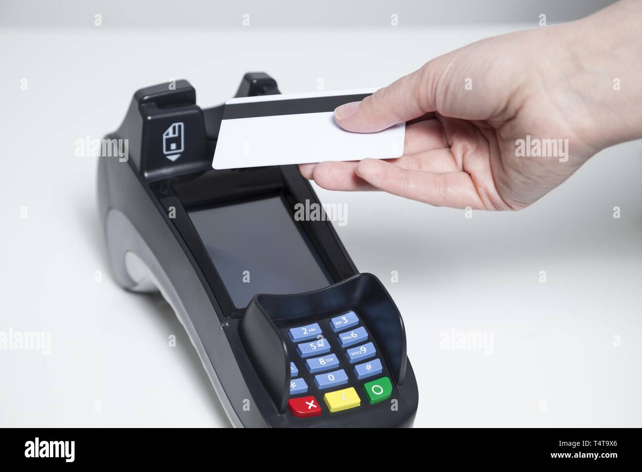 Hand, kontaktlose Zahlung am Terminal Stockfoto