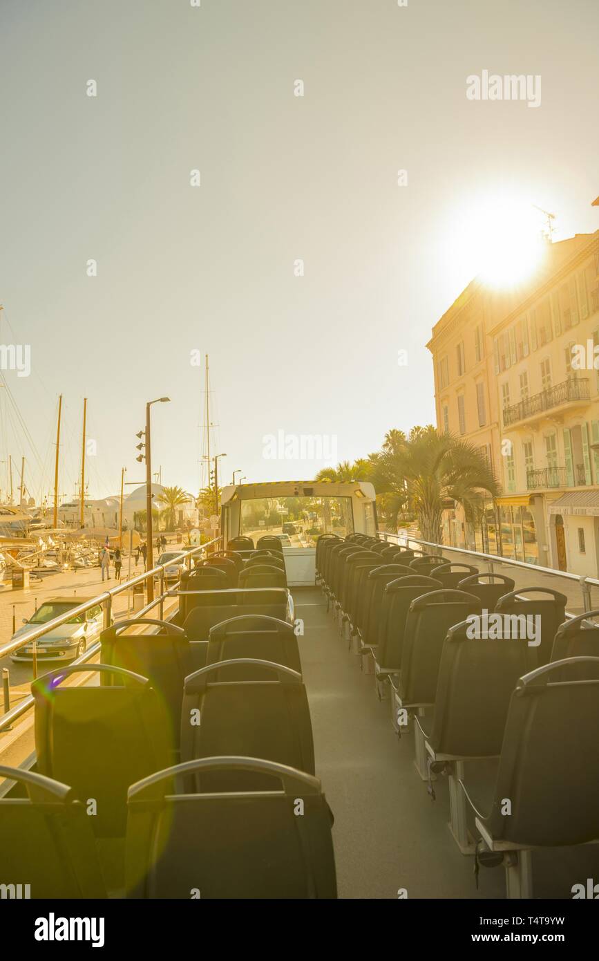 Blick von einem Cabrio Bus mit Sonnenschein, Cannes, Cote d'Azur, Frankreich Stockfoto