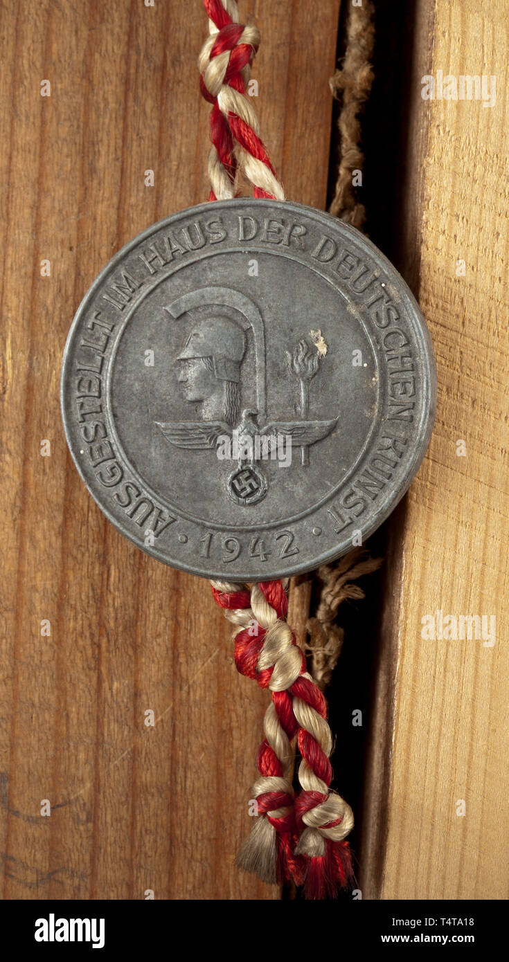 Paul Padua (1903-1981) - "Bauernbub' (Tr. 'Land') Öl auf Leinwand, unten links und vom 'Padua 41" unterzeichnet. Drei Viertel Profil eines Jungen in eine rote Jacke und einen grünen Filzhut getrimmt mit einer Feder. In der ursprünglichen Holz- geformten Rahmens (leicht beschädigt), auf der Rückseite der ursprünglichen Metalldichtung der Großen Deutschen Kunstausstellung 1942. Zeichen des Alters. Größe des Bildes 30 x 23,5 cm, Größe des Bildes 49 x 43 cm. Kommt mit einem Foto der Malerei in der Großen Deutschen Kunstausstellung 1942. Die bayerische Maler Paul Padua hohes Ansehen durch hallo, Editorial-Use - Nur statt Stockfoto