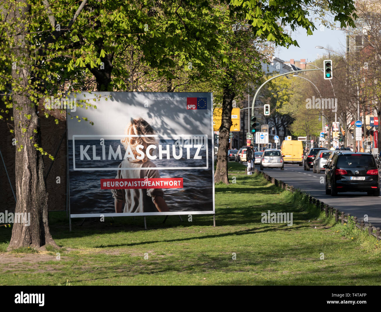 BERLIN, DEUTSCHLAND - 16 April 2019: Klimaschutz Plakat der SPD für die Wahlen zum Europäischen Parlament in Berlin mit Bäumen und Verkehr Stockfoto