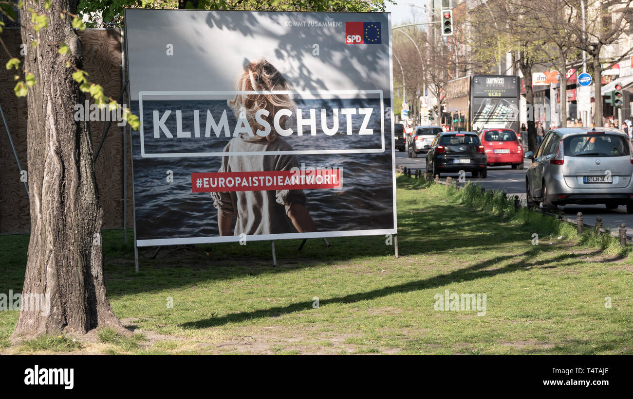 BERLIN, DEUTSCHLAND - 16 April 2019: Klimaschutz Plakat der SPD für die Wahlen zum Europäischen Parlament in Berlin mit Bäumen und Verkehr Stockfoto