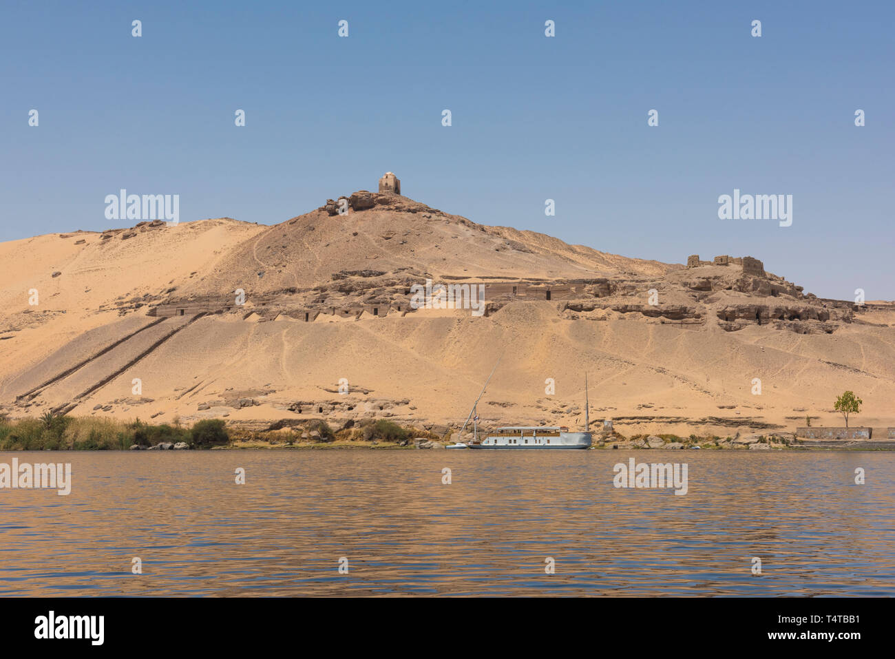 Blick vom Nil Rive der Gräber der Adligen Berg in Assuan, Ägypten Stockfoto