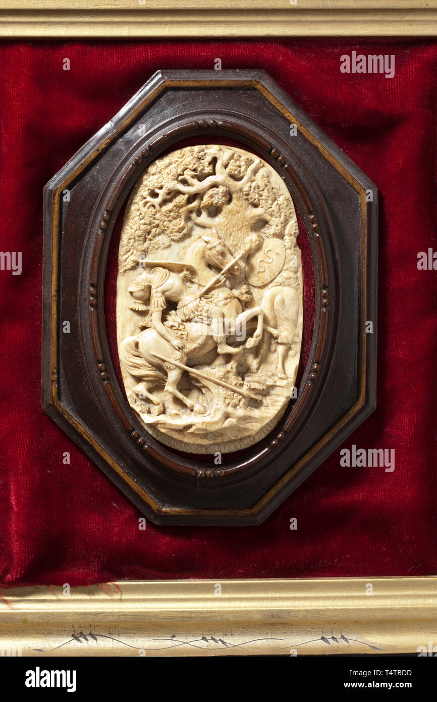 Ein Deutscher elfenbein Relief, aus dem 19. Jahrhundert eine Voll ausgeformten Schlachtszene in geschnitzten Openwork, Darstellung von zwei römischen Reiter vor dem Hintergrund der Bäume. Die untere Kante trägt die Inschrift "VOLUSENUS BISSOMORI (?) COMMIUS'. Die vergoldeten Rahmen mit Samt und der späteren Zeitpunkt gesichert. Höhe des Elfenbein Relief 14 cm. Volusenus war einer von Julius Caesar's Offiziere. historischen, geschichtlichen, Kunsthandwerk, Handwerk, Handwerk, Objekt, Objekte, Stills, Clipping, Clippings, Ausschneiden, Ausschneiden, Ausschnitten, 19. Jahrhundert, Additional-Rights - Clearance-Info - Not-Available Stockfoto