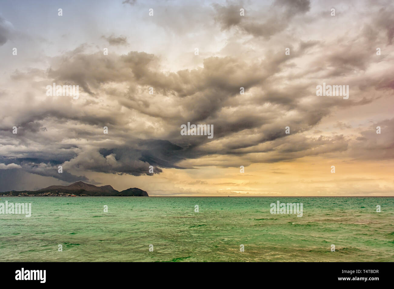 Starke Gewitter am Strand von Mallorca Stockfoto