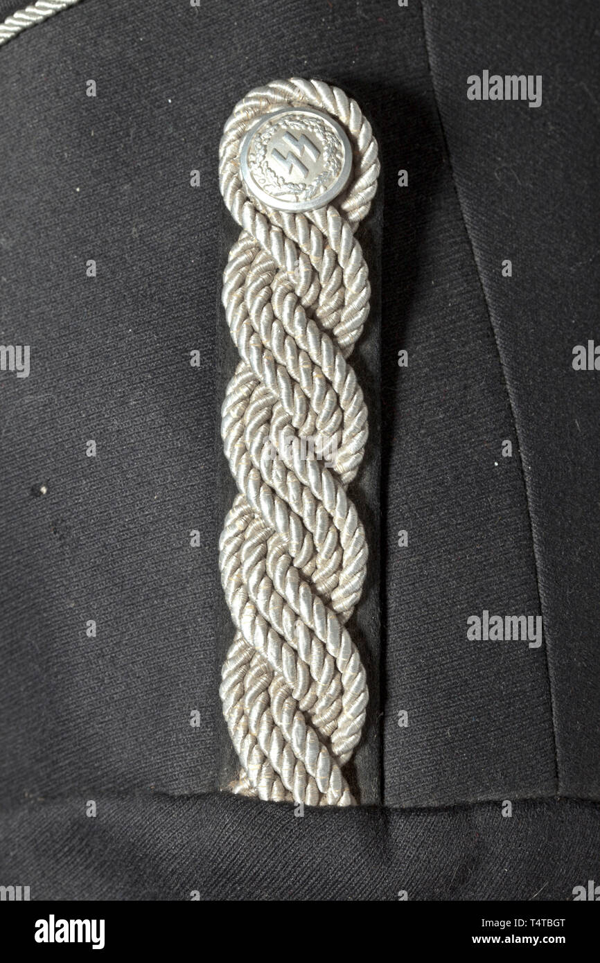 Eine Jacke eine Uniform eines Obersturmbannführer im 13 SS-Fußstandarte in Stuttgart nach Maß, komplett mit Weste der kleinen Uniform Fein black Gabardine, wies Revers mit matt-glänzenden Trimmen, schwarze silk Liner. Aluminium Tasten mit angehobenem Runen in Oak Leaf Lorbeerkranz, auf der Rückseite des punchmarked S RZM M 5/65". Kragen, Manschetten und Armband mit kontinuierlicher Silber Manschette Netzkabel. Schwarz kragen Patches mit Silber - bestickt Runen, Metall rank Sterne und Silber fringe Kabel. Genäht auf der Schulter Patches auf beiden Seiten mit Silber verwoben Schnüre. RZM Manschette ti, Editorial-Use - Nur Stockfoto