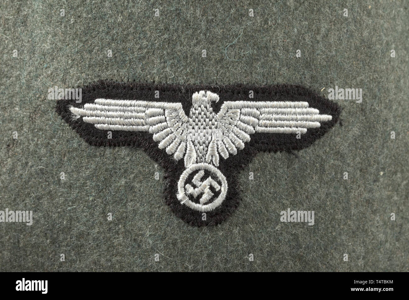 Ein Feld Tunika M 44 für Mitglieder der Waffen-SS depot Stück mit Reichs Werk Anzahl von 1945 Feld - grauer Wollstoff mit Metallknöpfen, vereinfachte Futter aus Silber-grau Italienische fischgrät-gemusterten Stoff mit RB Anzahl, Größe und Name des Herstellers 'Marte KG", die von der Münchener Kleidung Depot 1945 ausgestellt. Schwarz kragen Patches, rechts mit Runen in RZM Stickerei. Hülse Adler in Weiß-Stickerei. Depot Stück in neuwertigem Zustand mit minimaler Motte beschädigen. historischen, historische, 20. Jahrhundert, 1930S, 1940s, Waffen-SS, bewaffneten Division der SS, arm, Editorial-Use - Nur Stockfoto