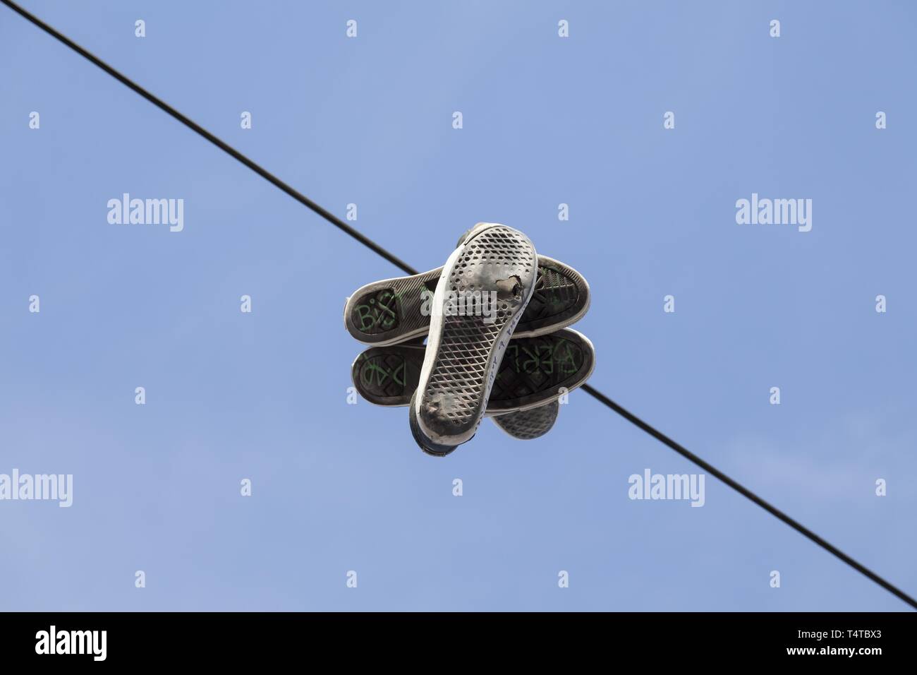 Schuhe Shoefiti, hängend an einem Kabel, Berlin, Deutschland, Europa Stockfoto