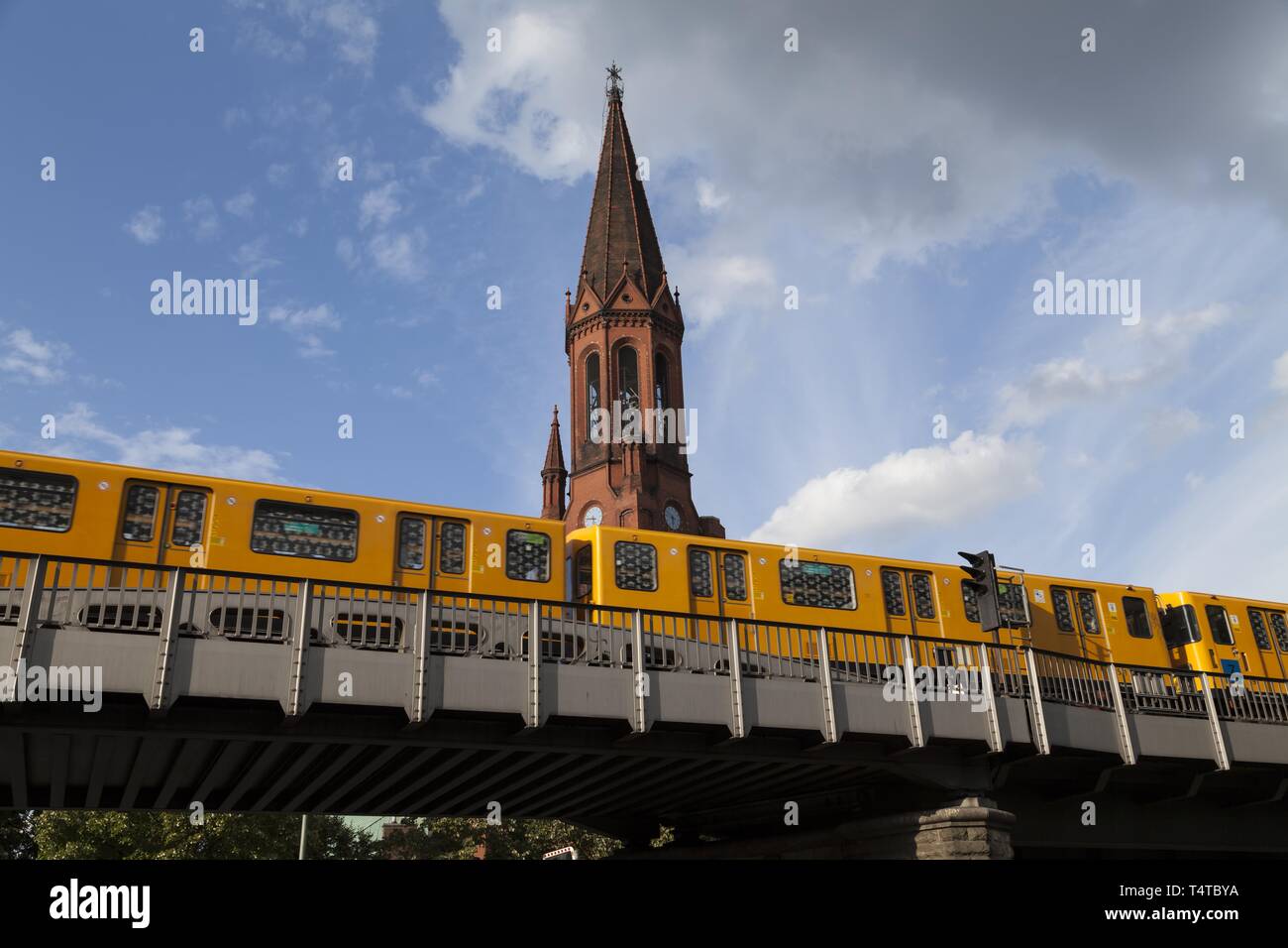 U-Bahn (U 12) in der Nähe von görlitz Station mit Emmaus Kirche im Hintergrund am Lausitzer Platz, Kreuzberg, Berlin, Deutschland, Europa Stockfoto