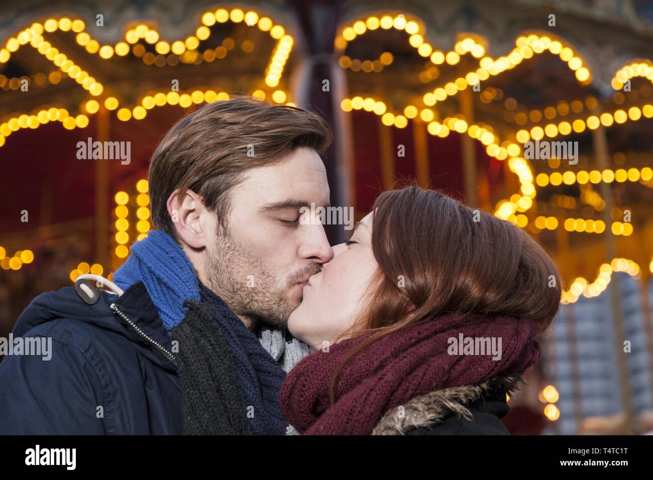 Ein paar Küssen auf einem Weihnachtsmarkt, Deutschland, Europa Stockfoto