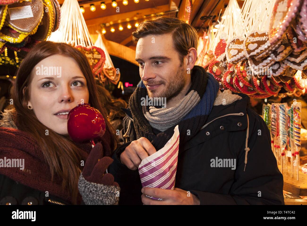 Ein Paar auf der Weihnachtsmarkt, Essen, Süßigkeiten, Deutschland, Europa Stockfoto