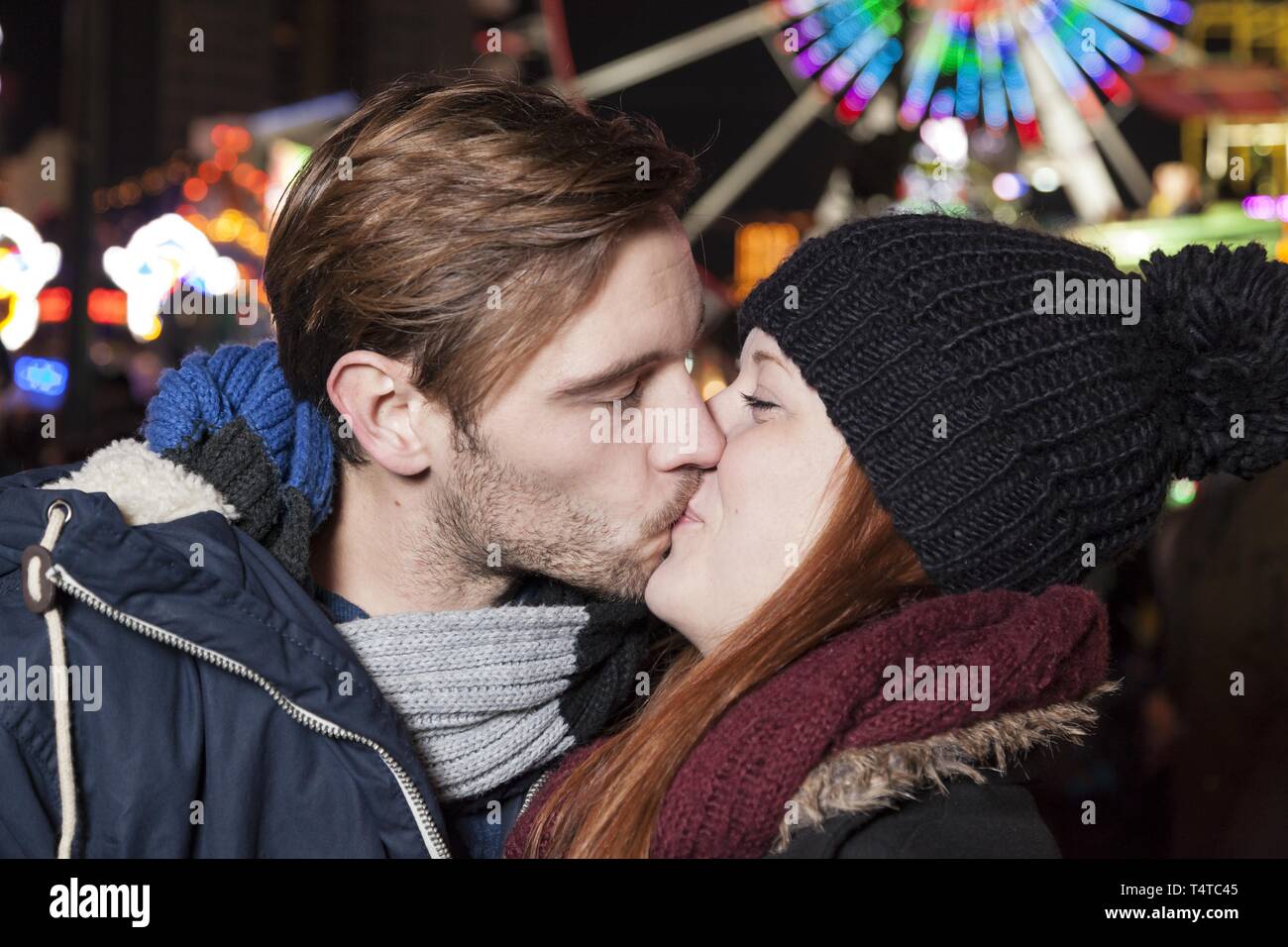 Ein paar Küssen auf einem Weihnachtsmarkt, Deutschland, Europa Stockfoto