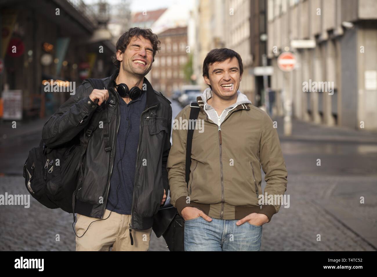 Junge Männer gehen auf die Straße Stockfoto