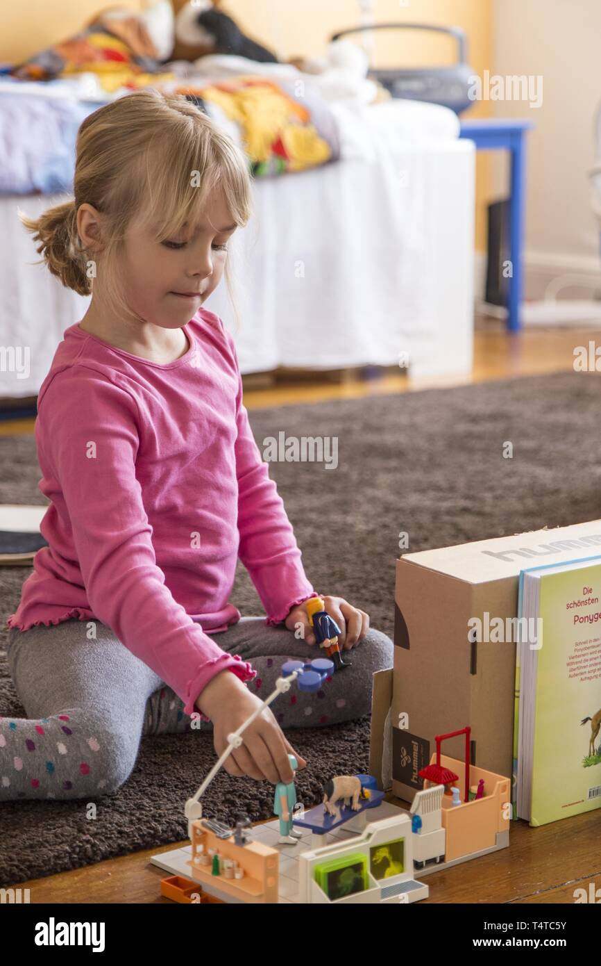 Kleines Mädchen, 5 Jahre, spielt in ihrem Schlafzimmer Stockfoto