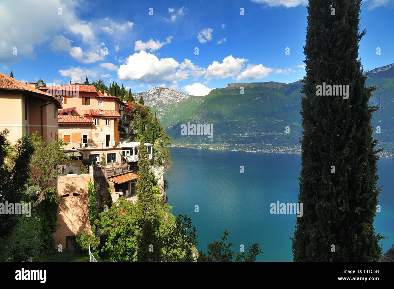 Pieve, Ortsteil der Gemeinde Tremosine, mit Blick auf die Ostseite des Sees, Gardasee, Lombardei, Italien, Europa Stockfoto