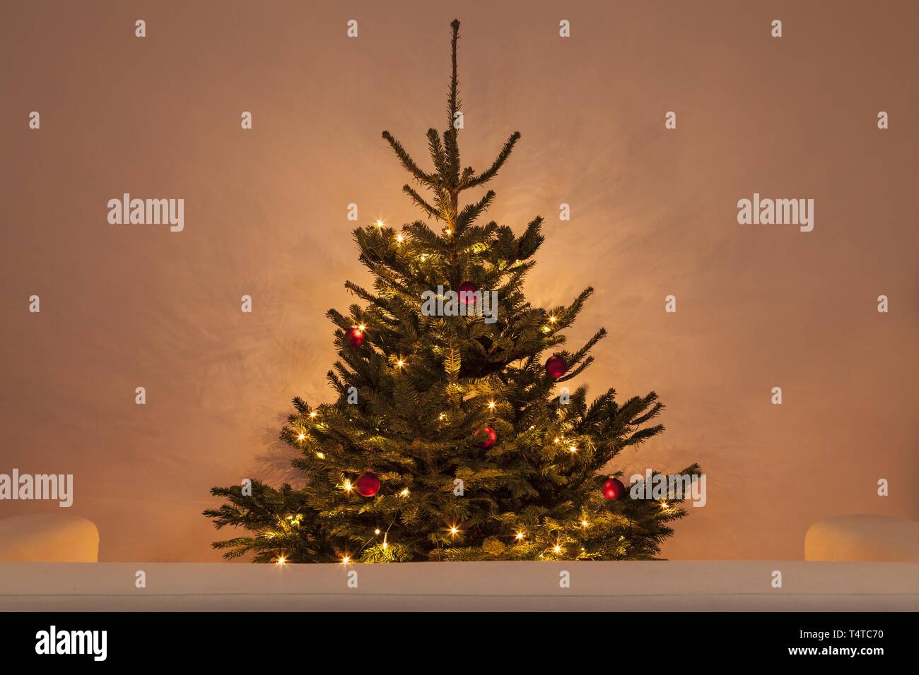 Weihnachtsbaum vor ein Sofa Stockfoto