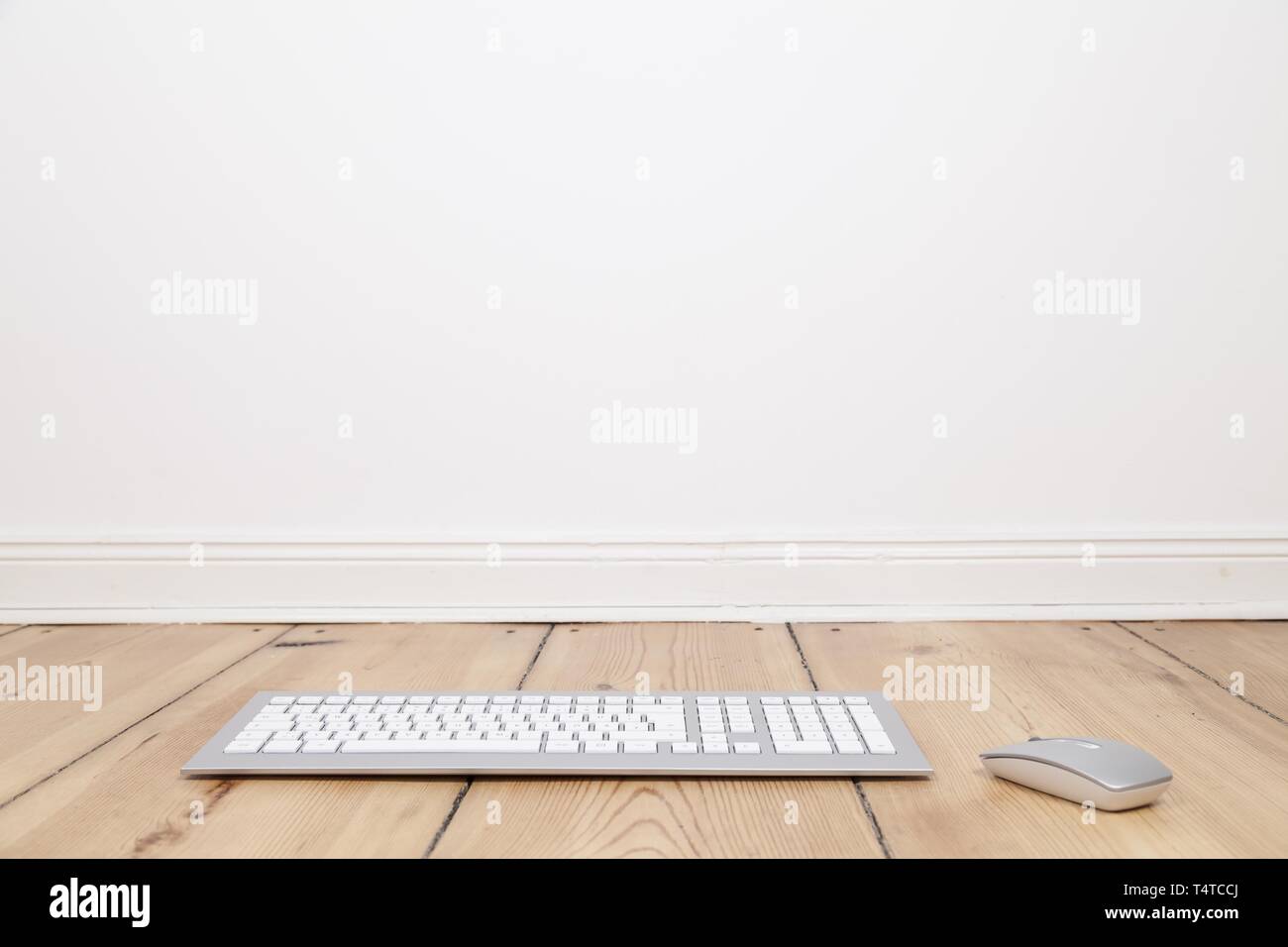 Tastatur und PC-Maus auf Holzboden Stockfoto