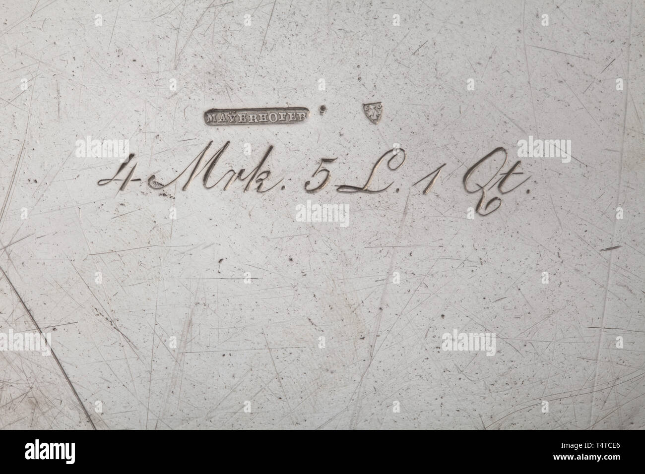 König Ludwig II von Bayern (1845 - 1886) - ein Deep Silver Plate aus des Königs Tisch Silber, gemacht von der Münchner Hofjuwelier Mayerhofer. Große Version. Gebänderte relief Dekoration am Rand, die Grenze mit gravierten Spiegelmonogramm 'L' unter königlich bayerischen Krone ähnelt das Monogramm der Sonnenkönig Ludwig XIV. Unterschrift des Kapitäns bin ayerhofer', prüfkennzeichnung 'Münchner Kindl' und Silber Inhalt 4 Mrk. 5. L. 1 Qt.' Durchmesser 32 cm, Gewicht 1182 g. Sehr selten. historischen, geschichtlichen, Bayern, Bayrisch, Deutsch, Deutschland, Süddeutschland, im Süden von FRA, GER, Additional-Rights - Clearance-Info - Not-Available Stockfoto