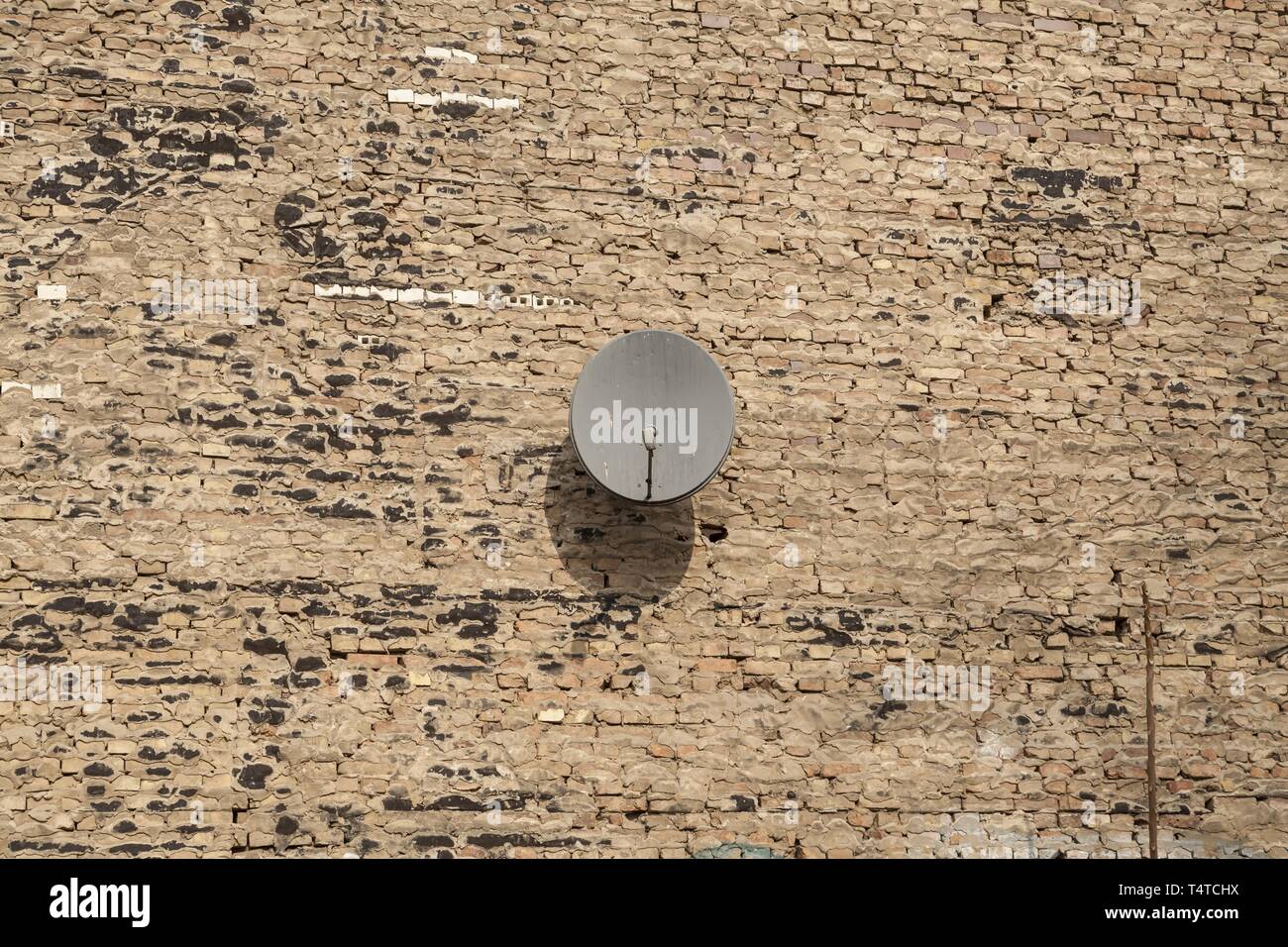 Satellitenschüssel an einer Wand, in Deutschland, in Europa Stockfoto