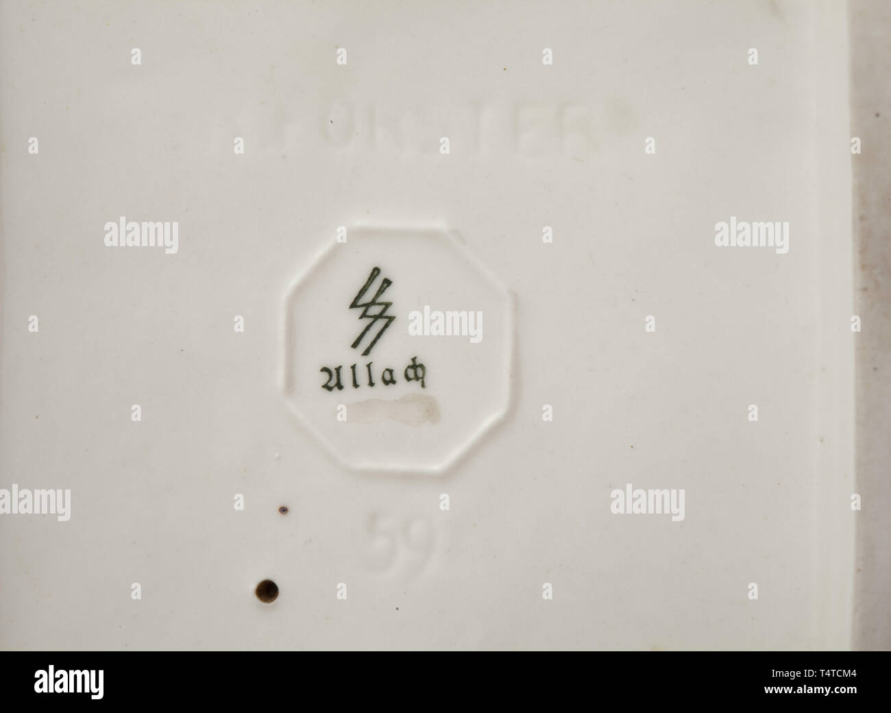 Ein BDM-Mädchen mit Flagge von Richard Förster, Modell Nr. 59 entwickelt. Porzellan, weiß glasiert. Die Unterseite ist grün Unterglasur Hersteller mark S Allach' in ein Achteck, beeindruckt Signatur des Künstlers und die Modellnummer. Flagge finial wiederhergestellt. Höhe ca. 31,5 cm. Seltene Figur. historischen, geschichtlichen, Porzellan, Porzellan, 20. Jahrhundert, Editorial-Use - Nur Stockfoto