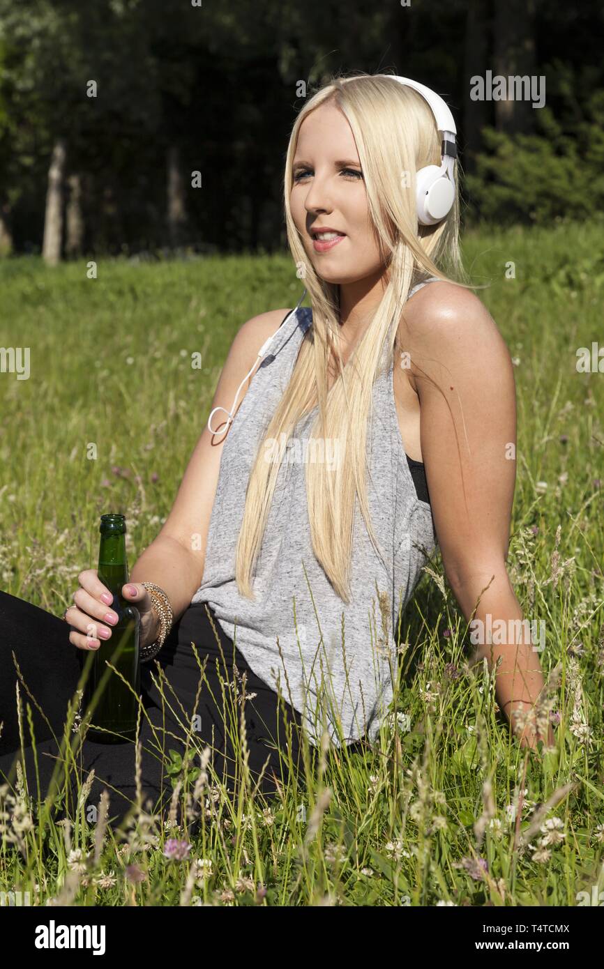 Mit Bier Flasche und Kopfhörer jugendlich Stockfoto