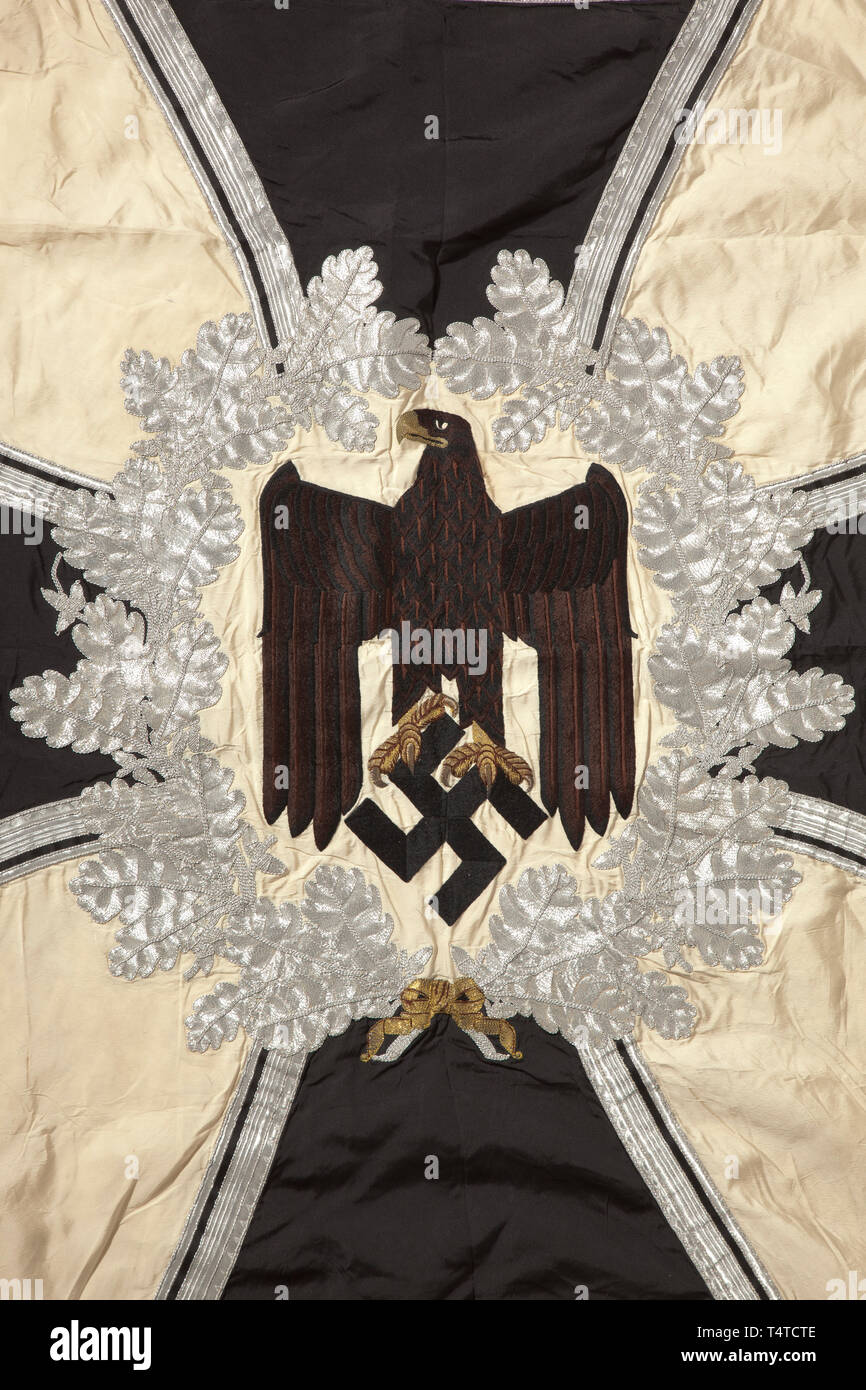 Eine Truppe Flagge der Infanterie aus weißer Seide mit silber Franse auf drei Seiten. Mit einer weißen Scheibe auf beiden Seiten von einer silbernen grenzt - Gesticktes Eichenblatt Kranz mit zentralen Braunen Armee Adler, im Hintergrund ein Eisernes Kreuz aus schwarzer Seide, in Silber eingefasst. Die Ecken mit schwarzen Hakenkreuze, in Silber eingefasst. Farbe - frisch, der Pole - Hülse mit Spuren von Nägel, kaum merkliche Flecken. Abmessungen ca. 120 x 120 cm. Im Besitz der Familie seit dem Ende des Krieges. historischen, geschichtlichen, Infanterie, Militär, Bundeswehr, Militaria, ob, Additional-Rights - Clearance-Info - Not-Available Stockfoto