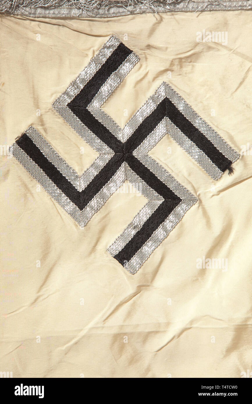 Eine Truppe Flagge der Infanterie aus weißer Seide mit silber Franse auf drei Seiten. Mit einer weißen Scheibe auf beiden Seiten von einer silbernen grenzt - Gesticktes Eichenblatt Kranz mit zentralen Braunen Armee Adler, im Hintergrund ein Eisernes Kreuz aus schwarzer Seide, in Silber eingefasst. Die Ecken mit schwarzen Hakenkreuze, in Silber eingefasst. Farbe - frisch, der Pole - Hülse mit Spuren von Nägel, kaum merkliche Flecken. Abmessungen ca. 120 x 120 cm. Im Besitz der Familie seit dem Ende des Krieges. historischen, geschichtlichen, Infanterie, Militär, Bundeswehr, Militaria, ob, Additional-Rights - Clearance-Info - Not-Available Stockfoto