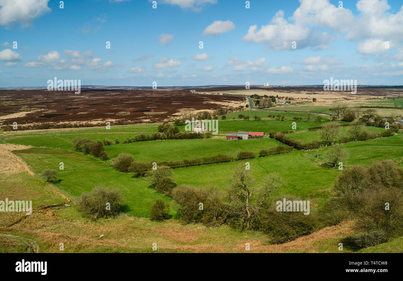 Ansicht der North York Moors mit Glebe Farm, und RAF Fylingdales unter blauem Himmel entlang einer 169 im Frühjahr in der Nähe von Goathland, North Yorkshire, UK. Stockfoto