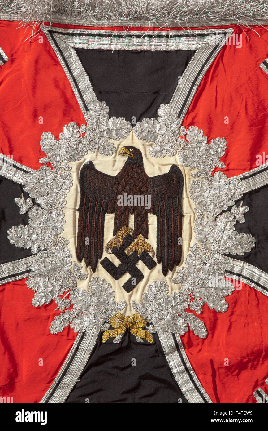 Ein Standard für die artillerie Helles rotes Seidentuch. Auf beiden Seiten ein von Hand bestickt, schwarz Armee Adler mit seinen Federn in Braun. Schnabel und Krallen in angehobener Goldstickerei gerendert, auf einem Feld in Creme-farbige Seide, durch eine gestickte Silver Oak Leaf Kranz auf ein eisernes Kreuz umgeben. Vier angewandten Hakenkreuze in den Ecken. Silber Franse auf drei Seiten. Zeichen der Befestigung der Nägel. Leichte Spuren von Alter und Nutzung. Abmessungen Ca. 50 x 70 cm. Aus Familienbesitz. historischen, geschichtlichen, Artillerie, Zweig, Zweige, bewaffneten Serv, Additional-Rights - Clearance-Info - Not-Available Stockfoto