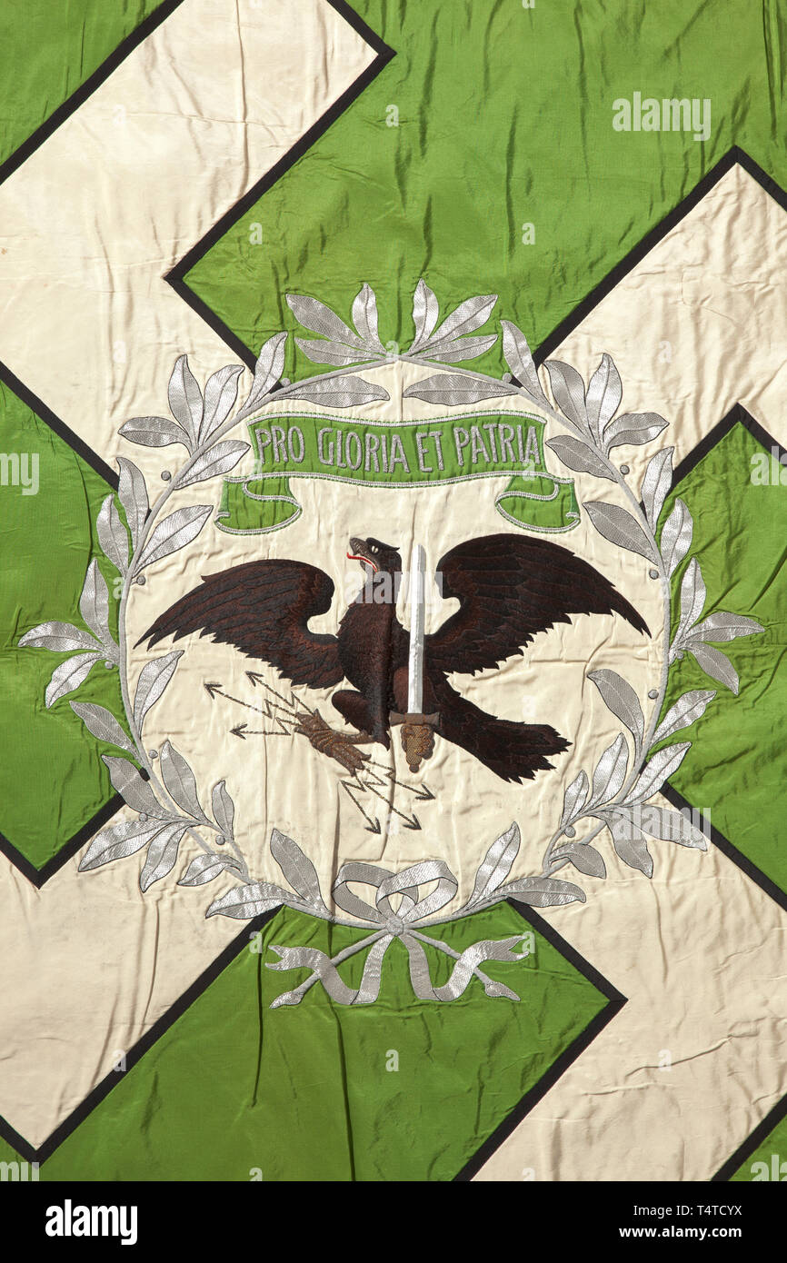 Ein regimental Flag des 2. und 3. Bataillon des Regiments "General Göring" und der 1.BATAILLON der Fallschirmjäger Regiment 1 Fahnenstoff aus grüner Seide. Beide Gesichter zeigen Sie eine vertikale Hakenkreuz der weißen Seide in Schwarz getrimmt. Handbestickte preußischen Adler in Schwarz und Braun, die talons und Schnabel in angehobener Goldstickerei gerendert, die von einem Blättern "Pro Gloria et Patria" überwunden. Ein Silber-bestickt brennende Granate in jeder der vier Ecken. Abmessungen 125 x 125 cm. Extrem Farbe - frisches Beispiel dieses traditionellen Flagge, die von der 'State Polizei, Editorial-Use verwendet wurde. Stockfoto