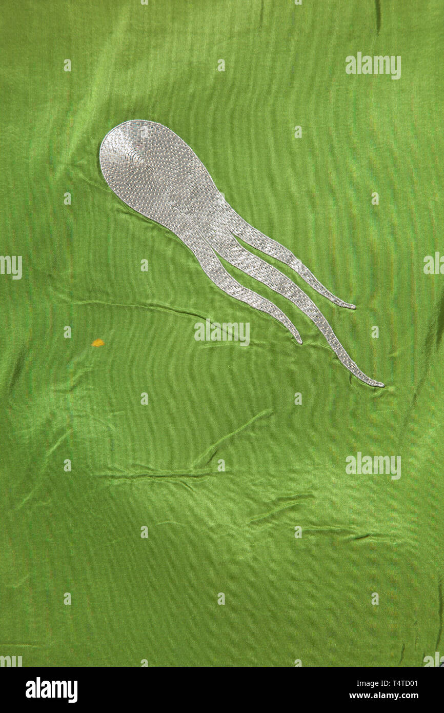 Ein regimental Flag des 2. und 3. Bataillon des Regiments "General Göring" und der 1.BATAILLON der Fallschirmjäger Regiment 1 Fahnenstoff aus grüner Seide. Beide Gesichter zeigen Sie eine vertikale Hakenkreuz der weißen Seide in Schwarz getrimmt. Handbestickte preußischen Adler in Schwarz und Braun, die talons und Schnabel in angehobener Goldstickerei gerendert, die von einem Blättern "Pro Gloria et Patria" überwunden. Ein Silber-bestickt brennende Granate in jeder der vier Ecken. Abmessungen 125 x 125 cm. Extrem Farbe - frisches Beispiel dieses traditionellen Flagge, die von der 'State Polizei, Editorial-Use verwendet wurde. Stockfoto