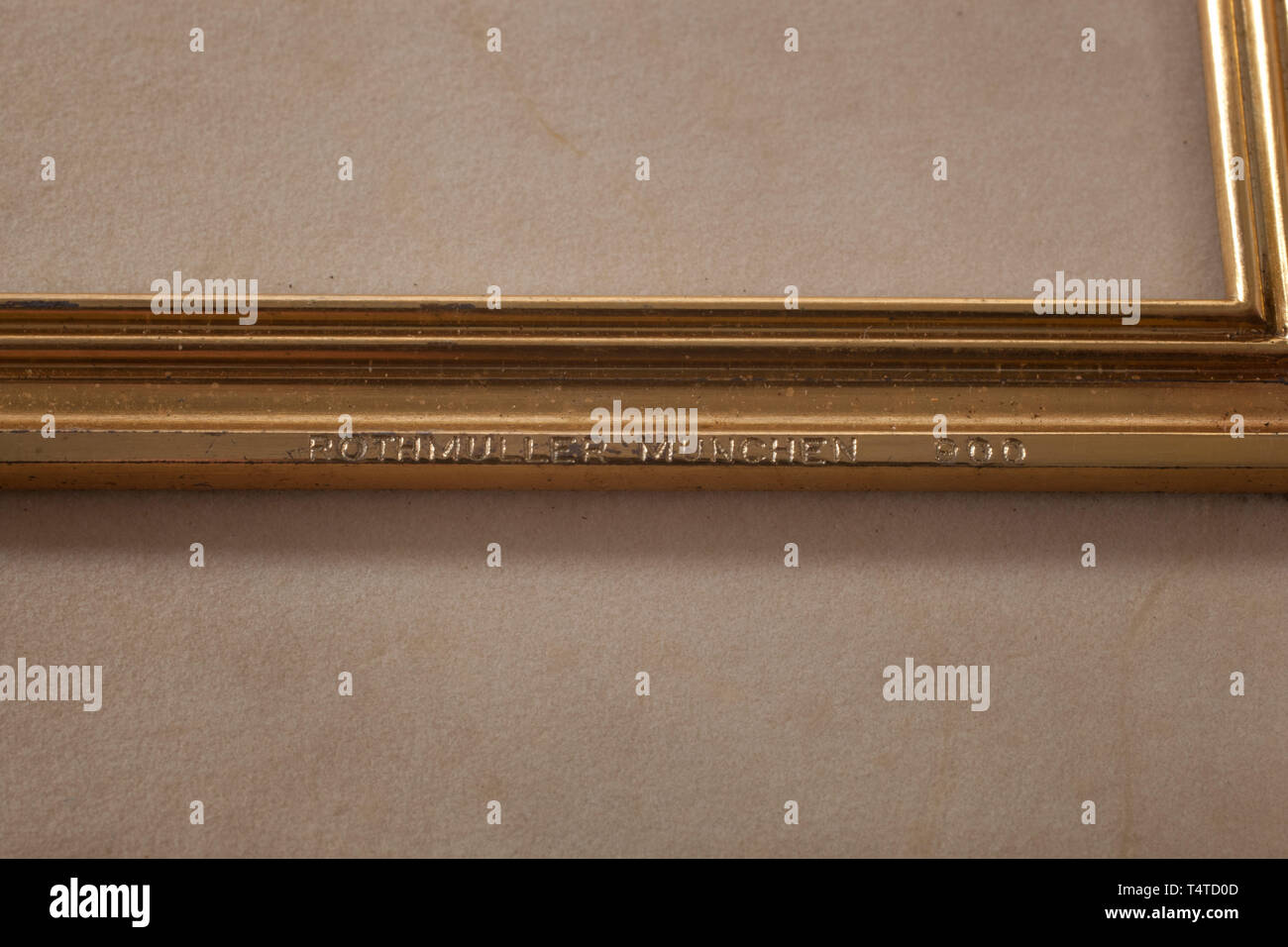 Eine Präsentation Ausgabe von 'Mein Kampf' mit dem Engagement für die Nürnberger Bürgermeister Dr. Walter Eickemeyer 1938 gedruckten Ausgabe, herrlich altmodischen Pergament Abdeckung mit einem vergoldeten Silber, vor dem Krieg detaillierte Karte von Deutschland, nationale Adler und äußeren Rahmen. Silver Frame Maker mit der Aufschrift "ROTHMÜLLER MÜNCHEN' und '900' geprägt, in der rechten unteren Ecke. Auf der Innenseite des vorderen Deckels Pergament Dokument mit braun-schwarze und rote Hand Kalligraphie. (Anm. S. T.) "Mr. Stellvertretender Vorsitzender des Vorstandes, Bürgermeister Dr. Walter Eickemeyer, anlässlich der, Erklärung als, national-sozialistische Modell business, widmen, nur Editorial-Use - Stockfoto