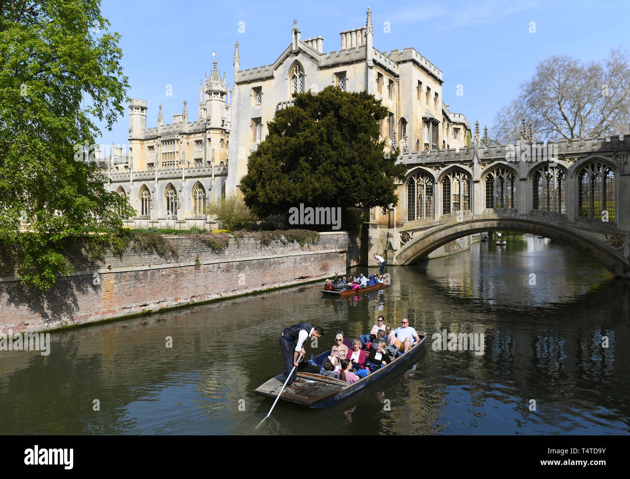 Am St. John's College in Cambridge fahren die Leute unter der Seufzerbrücke, da Teile Großbritanniens am Osterwochenende heißer sein werden als einige der besten Urlaubsziele Europas, mit Temperaturen von über 20 C (68 F). Stockfoto