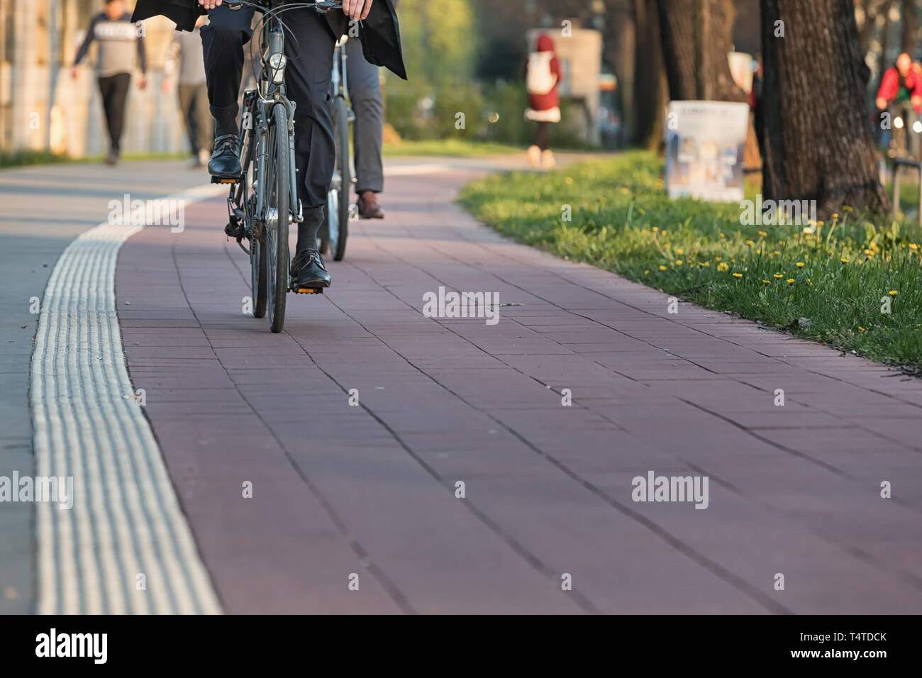 Radfahrer auf dem roten Radweg in Hamburg Stockfoto
