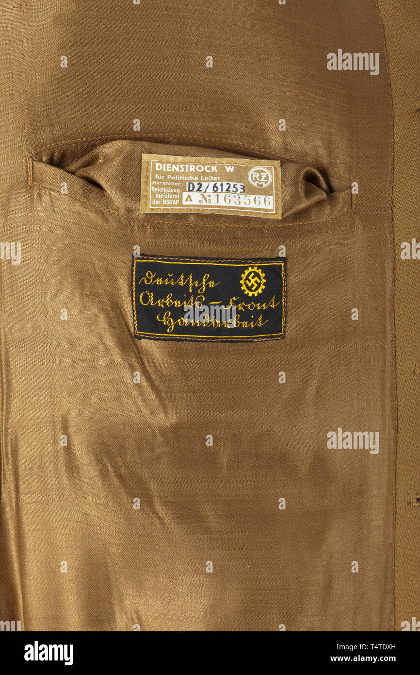 Ein service Tunika für eine Haupt-Gemeinschaftsleiter und Musiker in der Kreisverwaltung, Privater kauf Stück in feine braune gabardine mit Gold Eagle Tasten, braun Liner mit gewebten Tag 'Deutsche Arbeitsfront - Handarbeit" und rzm Tag 'Dienstrock" in die Innentasche. Weißer Kragen, Manschette Netzkabel Patches von dunkel-braun Samt mit gold metall Anwendungen (migriert), Gold Doppel Geflecht und weißen schnurgebundene Bekanten, Angenähtem's wälzen sie sich Nester" in dunkel-braun Samt mit Gold - geflochtene Hakenkreuz trimmen und angehängt 3 mm lang gold Fringe. Das Armband für eine Hauptniederlassung Marktführer im feinen roten Cl, Editorial-Use - Nur Stockfoto