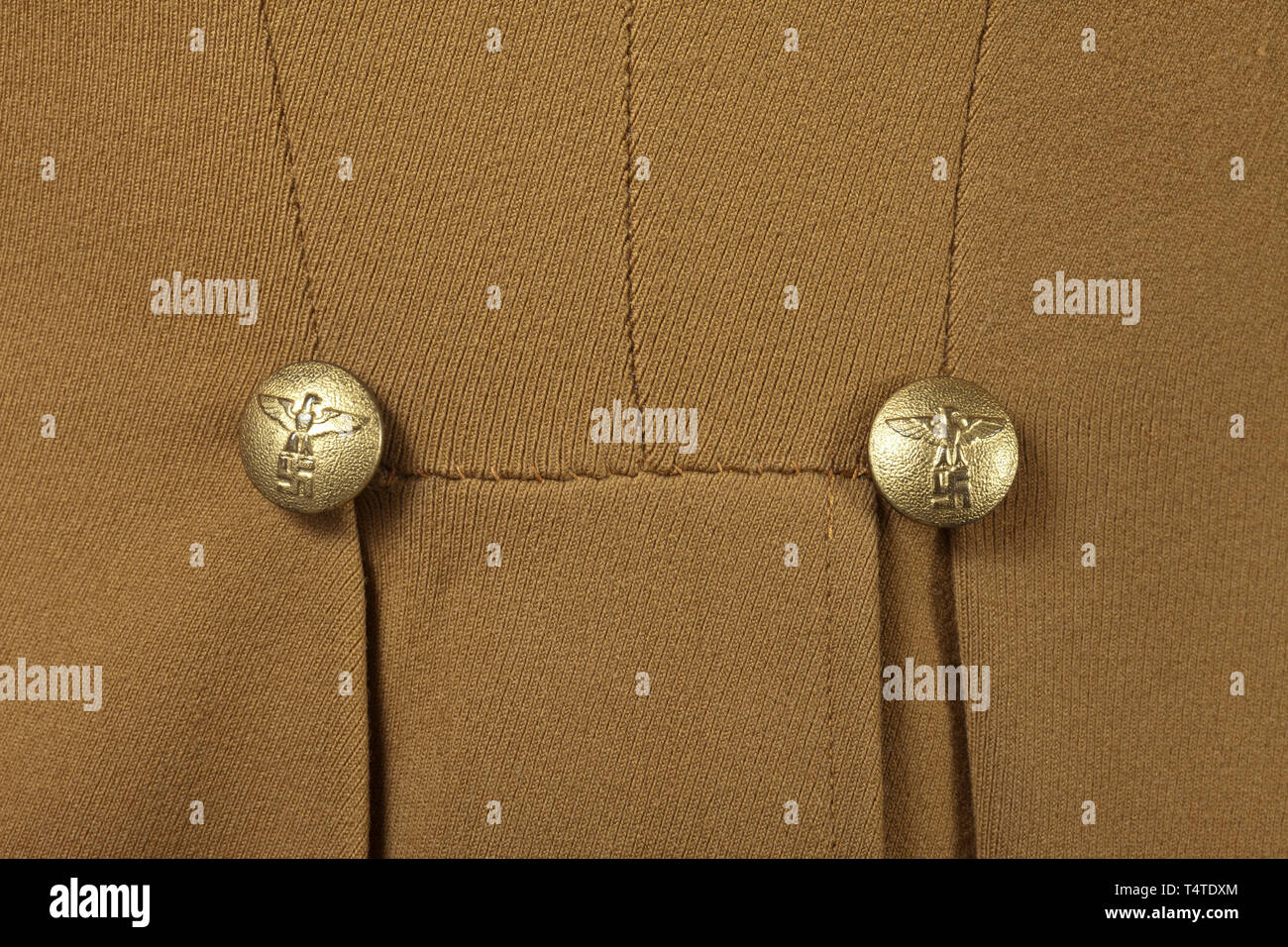 Ein service Tunika für eine Haupt-Gemeinschaftsleiter und Musiker in der Kreisverwaltung, Privater kauf Stück in feine braune gabardine mit Gold Eagle Tasten, braun Liner mit gewebten Tag 'Deutsche Arbeitsfront - Handarbeit" und rzm Tag 'Dienstrock" in die Innentasche. Weißer Kragen, Manschette Netzkabel Patches von dunkel-braun Samt mit gold metall Anwendungen (migriert), Gold Doppel Geflecht und weißen schnurgebundene Bekanten, Angenähtem's wälzen sie sich Nester" in dunkel-braun Samt mit Gold - geflochtene Hakenkreuz trimmen und angehängt 3 mm lang gold Fringe. Das Armband für eine Hauptniederlassung Marktführer im feinen roten Cl, Editorial-Use - Nur Stockfoto