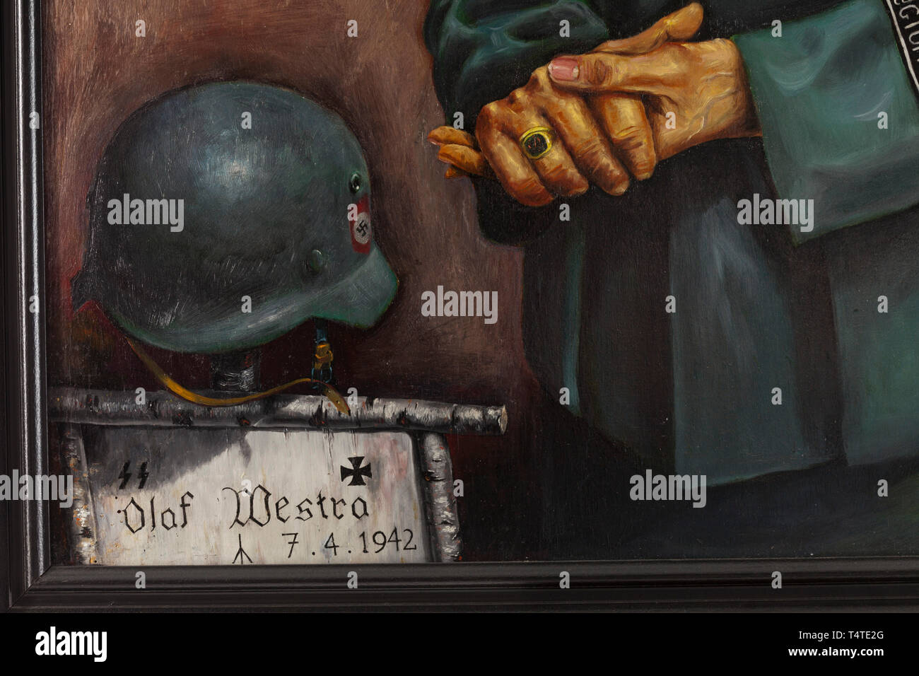 SS-Untersturmführer Olaf Westra (1916 - 1942) - ein Ölgemälde, datiert 1942, Öl auf Sperrholz, Signatur des Künstlers 'WA' oben rechts im Stil der Alten Meister und, in Bezug auf die Themen, die die Bezeichnung "AETATIS SVAE 25 Ano 1942" unter dem Wappen der Familie. Unten links, der Name des Themas und das Datum des Todes' Olaf Westra/7.4.1942' auf eine Birke Kreuz mit einem stahlhelm. Brustbild in der Uniform eines Untersturmführer im SS-Freiwilligen-Legion Nederland, mit dem Eisernen Kreuz II. In einer schwarz lackierten geformten Rahmen. Dimension der Malerei ca. 12 Editorial-Use - Nur Stockfoto
