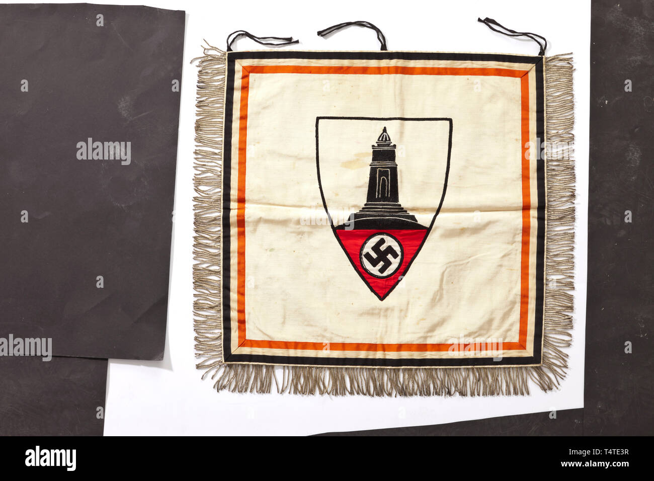 Eine Trompete und Aufhängen der Kyffhäuser-Bund, Infanterie Regiment Nr. 41, leichte Seide Tuch getrimmt in Schwarz-weiß-rote rep Band drum, beide Seiten mit reichen Kette bestickt Stickerei in Schwarz, Weiß, Gelb und Rot, Silber Franse auf drei Seiten. Die Vorderseite trägt die Inschrift "III./I.R.41." (III Bataillon IR 41 in der Oberpfalz stationiert), durch Eisernen Kreuze, Eichenlaub, preußischen und Armee Adler Umgeben sowie die Swastika, die Rückseite mit dem Wappen des Kyffhäuser-Bund. Abmessungen ca. 50 x 50 cm. Ebenfalls enthalten ist ein nur drum Hängen der gleichen Einheit in feinen grauen Filz (Schwarz, Editorial-Use - Stockfoto