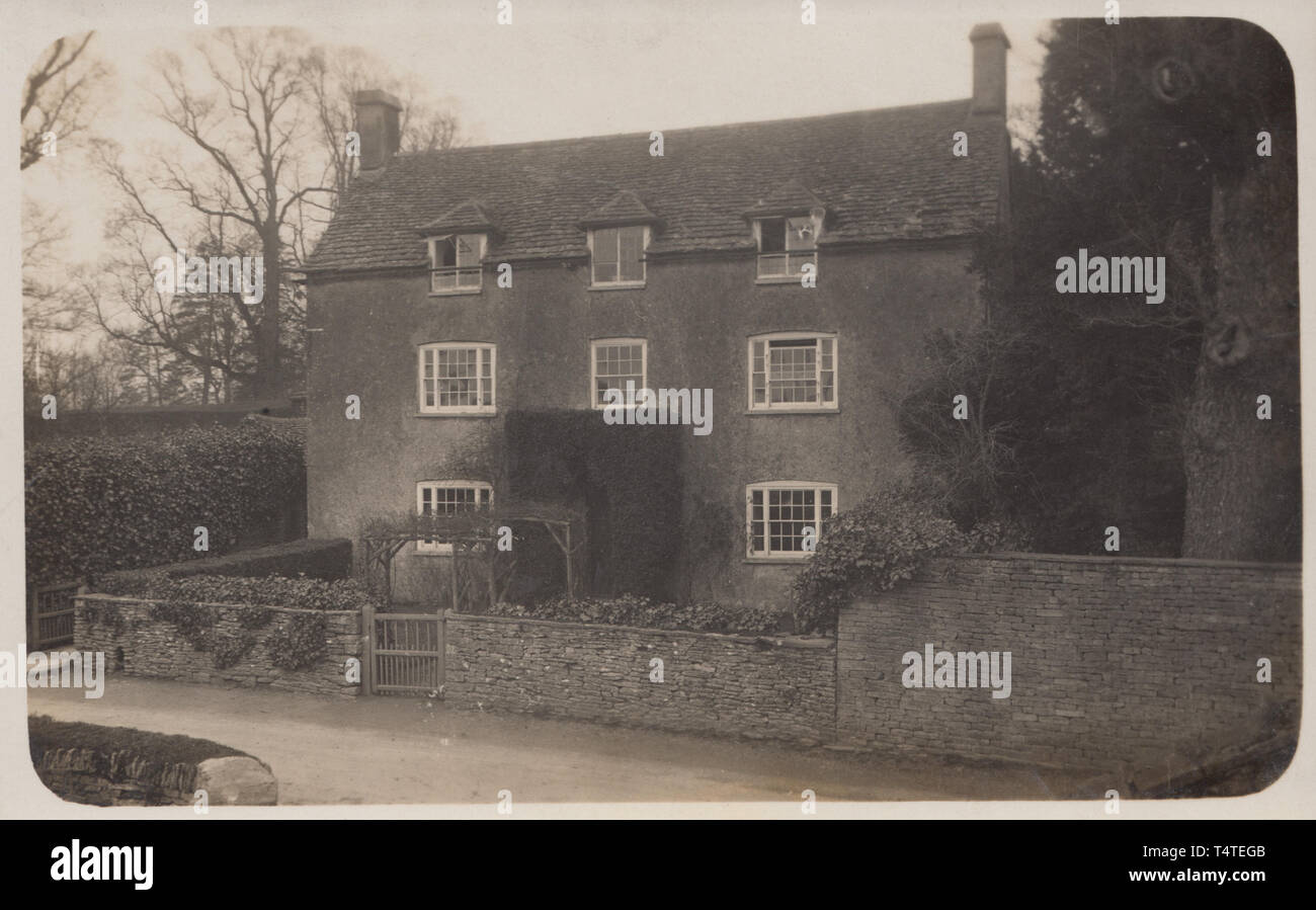 Jahrgang fotografische Postkarte zeigt einen historischen britischen Einfamilienhaus in ländlicher Lage Stockfoto