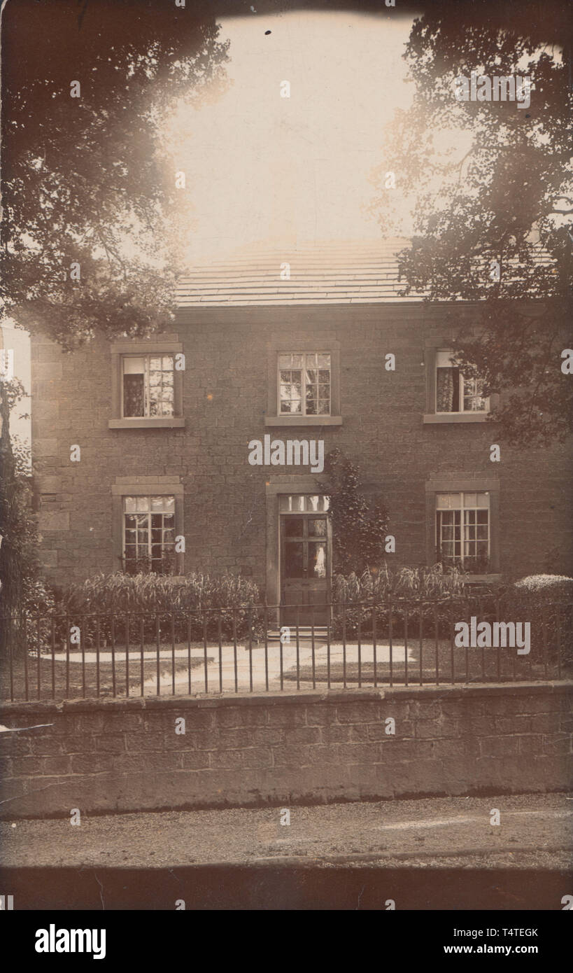 Jahrgang fotografische Postkarte zeigt einen historischen britischen Heimat gelöst. Stockfoto