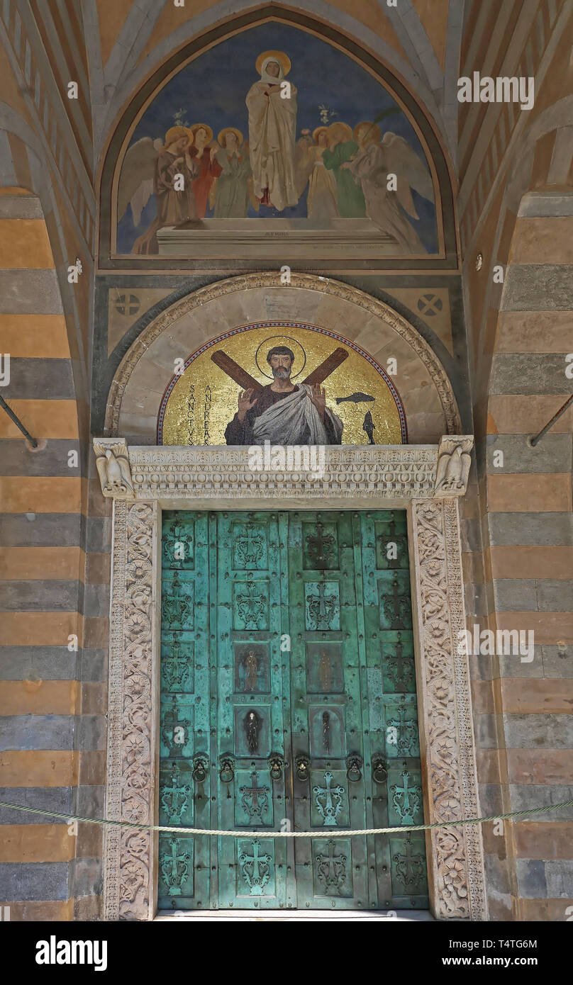 Amalfi, Italien, 27. Juni 2014: Große grüne Tür mit Fresco Mosaik an Apostel Saint Andrew Dom in Verona, Italien. Stockfoto