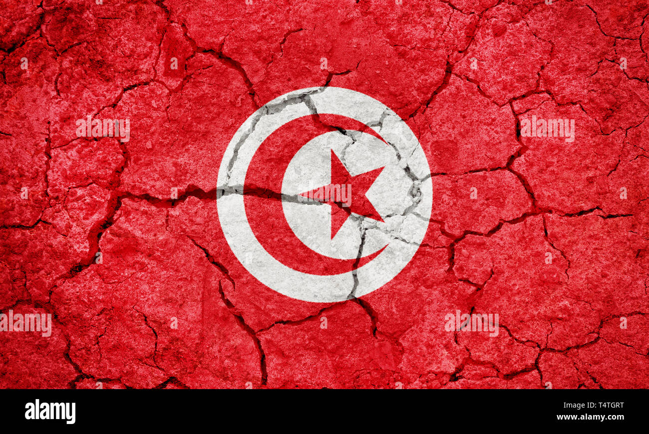 Republik Tunesien Flagge auf trockener Erde Boden Textur Hintergrund Stockfoto
