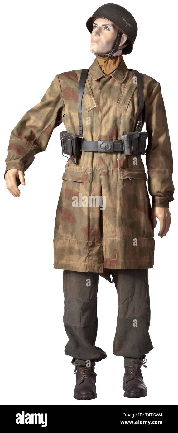 Ein einheitliches Ensemble für ein fallschirmjäger. Ein fallschirmjäger Kittel in arsh 'Muster' Camouflage (2. Modell). Ein zweites Modell Fallschirmjäger Helm, Schädel mit einigen Original beenden und Luftwaffe Eagle (jede Ca. 60%). Inside' ET 68 Gestempelt' und '1278'. Gummipolsterung und Innenfutter aus Leder mit typischen Stempel (kaum lesbar' Kopfweite, Stahlhelm, Gr." (Kopf). "Baumuster Heisler Berlin" und der Stempel des Herstellers", F.W. Müller jr.' Auf den Lederriemen. Fallschirm Kittel im Marsh Camouflage mit Größe, oder RB Stempel (unleserlich) auf der Innenseite. Grün Baumwolle Material in die typische camou, Editorial-Use - Nur Stockfoto