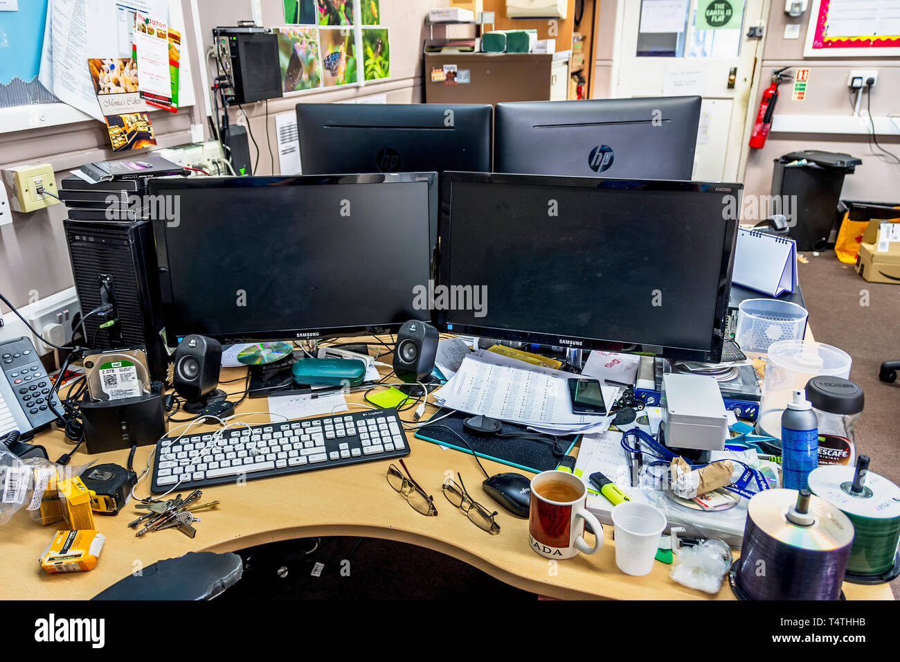 Unordentlichen Schreibtisch in einem Büro am Arbeitsplatz. Stockfoto