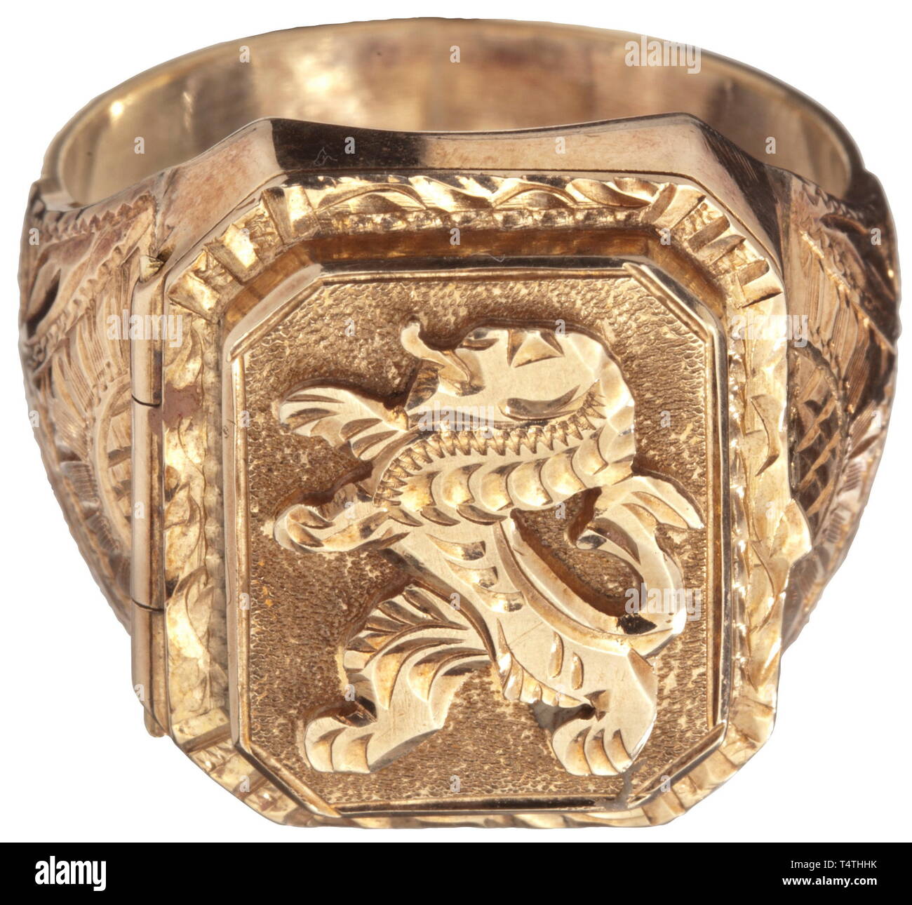 Ein goldener Fingerring von Reinhard Heydrich. Die gold-ring, Öffnung auf ein Scharnier und Gelocht' 585', die innere Oberfläche eingraviert "R. Heydrich' und '692'. Die obere Fläche hat eine Abbildung von einem Löwen und einem kontinuierlichen Zierband, seitlich jagte Blumenranken. Gewicht 14.52 g. Nach dem Absender, dem Ring kommt aus dem persönlichen Besitz des Heydrich Familie. R.Heydrich (1904-1942) war Leiter des Reich Security Office (RSHA) durchgeführt und die so im Jahr 1942 genannten "Wannsee-konferenz". Kurze Zeit später wurde er ermordet in Prag. 1 Historische, historische, 20 cen, Editorial-Use - Nur Stockfoto