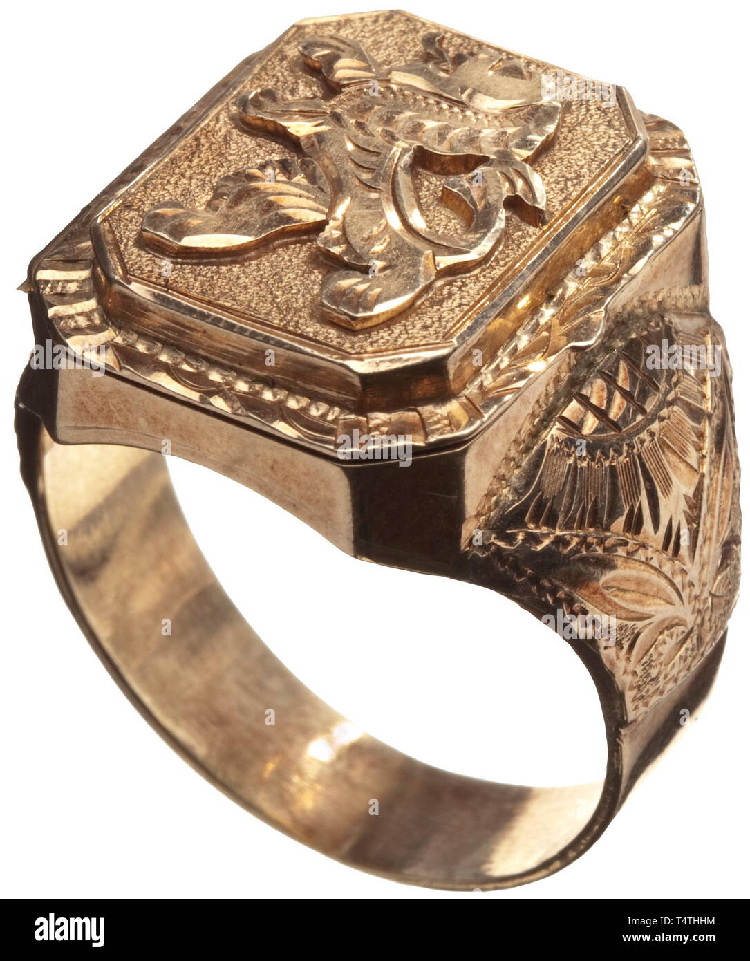 Ein goldener Fingerring von Reinhard Heydrich. Die gold-ring, Öffnung auf ein Scharnier und Gelocht' 585', die innere Oberfläche eingraviert "R. Heydrich' und '692'. Die obere Fläche hat eine Abbildung von einem Löwen und einem kontinuierlichen Zierband, seitlich jagte Blumenranken. Gewicht 14.52 g. Nach dem Absender, dem Ring kommt aus dem persönlichen Besitz des Heydrich Familie. R.Heydrich (1904-1942) war Leiter des Reich Security Office (RSHA) durchgeführt und die so im Jahr 1942 genannten "Wannsee-konferenz". Kurze Zeit später wurde er ermordet in Prag. 1 Historische, historische, 20 cen, Editorial-Use - Nur Stockfoto
